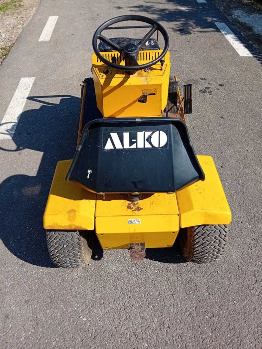 Vând tractoras de tuns iarba