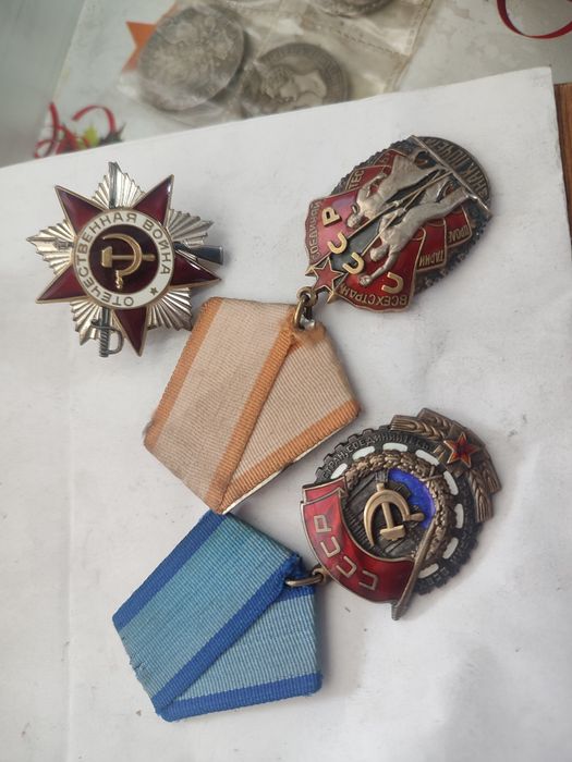 Часы значки гири инструменты