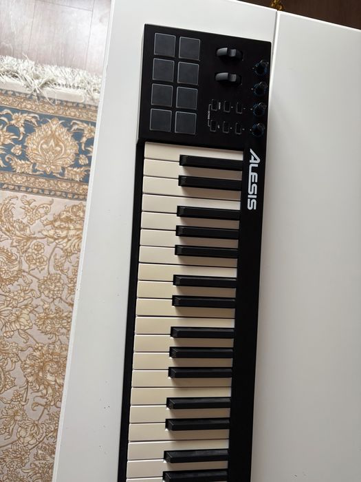 Alesis V49 миди клавиатура