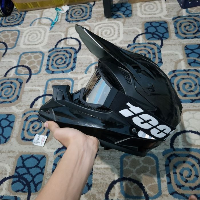 Продам кросовый шлем новый !!! Срочно!!!