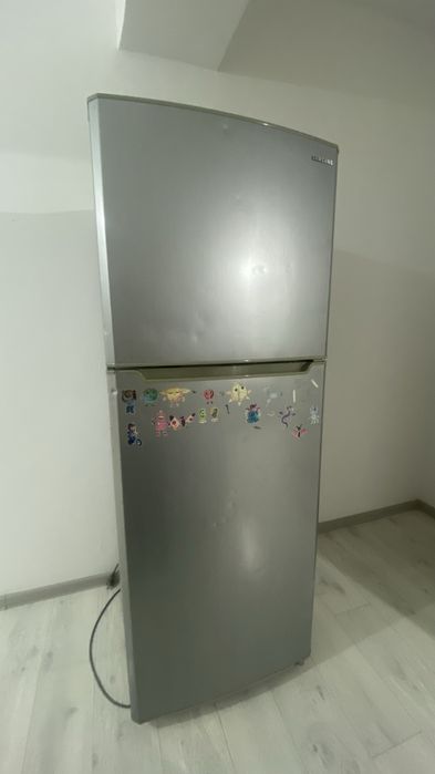 срочно, продам б/у холодильник samsung
