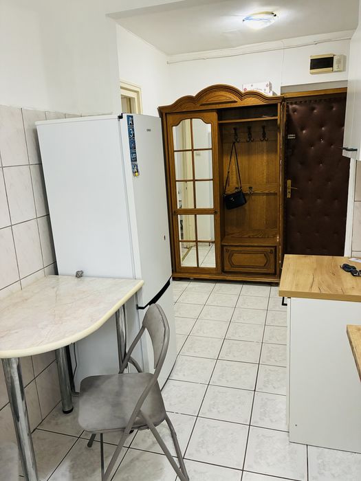 Inchiriez apartament cu 3 camere-Central