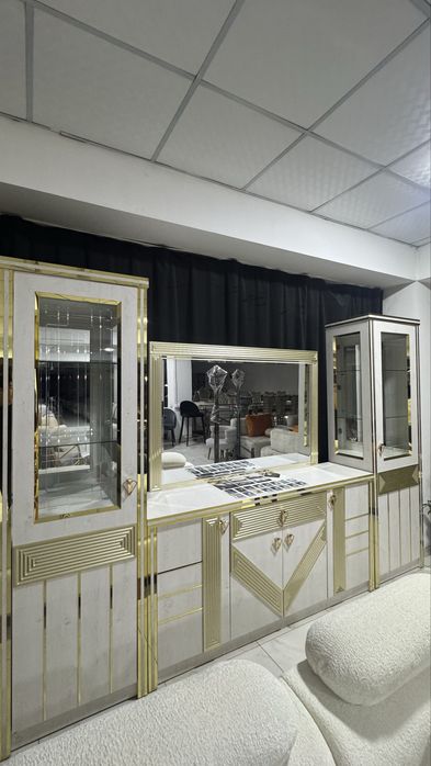 Камод с двумя витринами
