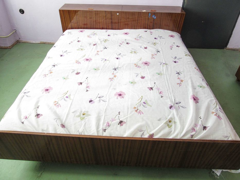 Продавам спалня с две ракли и четирикрилен гардероб