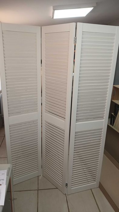 Параван  със жалузни  вратички