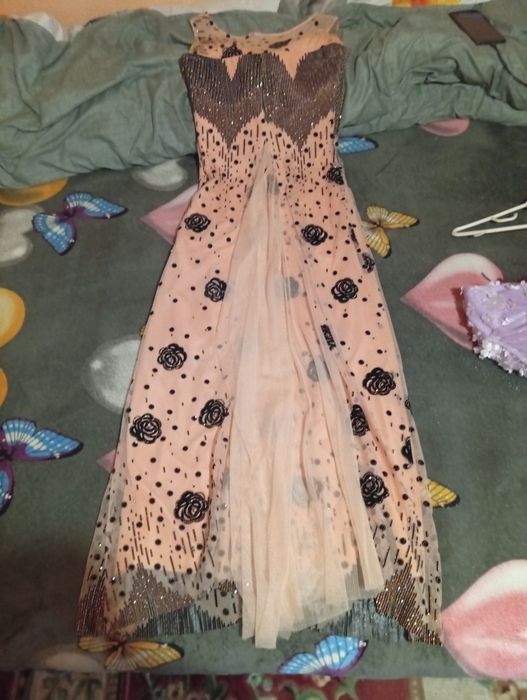 Vând două rochii pentru evenimente speciale și lenjerie noapte