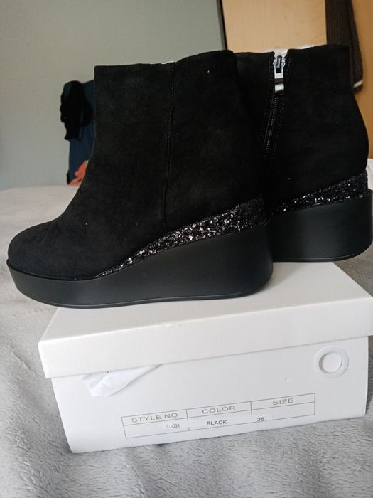 Черни боти продавам