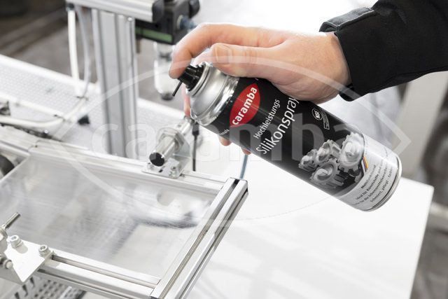 Spray lubrifiant si agent curatare pentru metale, plastice si cauciuc