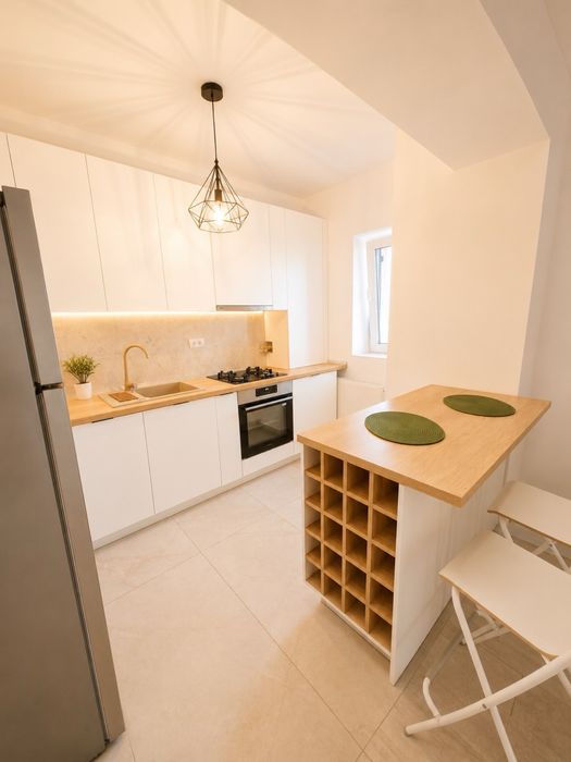 Vand apartament 3 camere - Central Adress, etaj 4