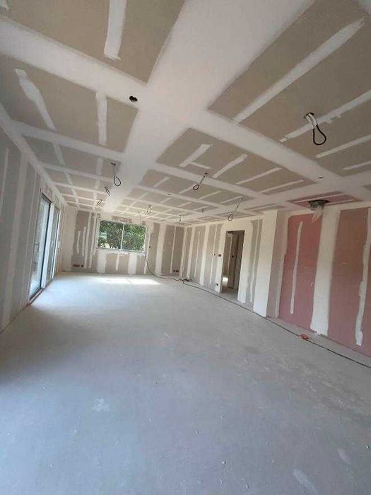 Echipa Constructori: Case la Roșu/Cheie Acoperisuri și Renovări Complete Interioare si Exterioare de la A la Z Preturi Bune