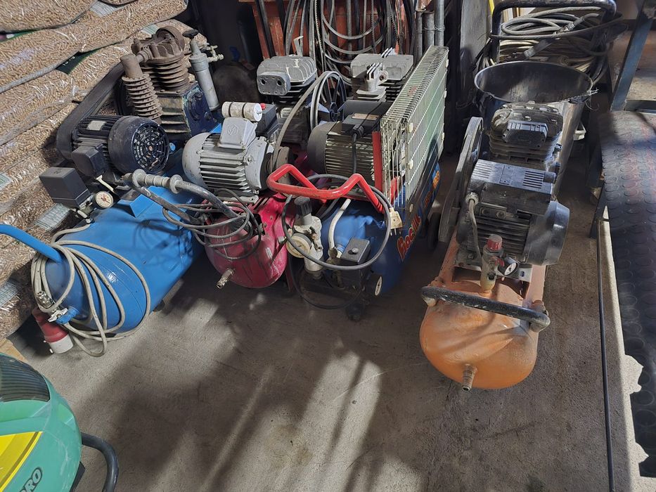 Compresoare curent 380 și 220 de 50 litri 100l litri  150 litrstare de