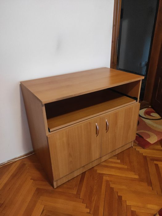 Comodă multifuncțională din PAL melaminat, finisaj nuanță de stejar/cireș, dotată cu un raft superior glisant