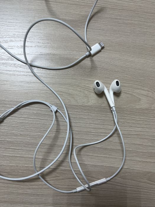 Наушники Apple EarPods Lightning белый