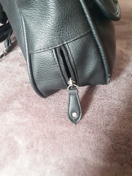 Geanta  neagră pentru dama ,cu fermoare de mână  și de umar