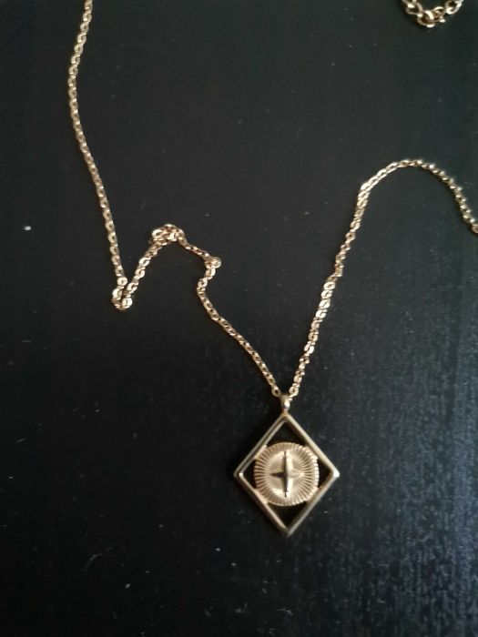 Позлатен медалион в прекрасно състояние, лек и нежен дизайн.