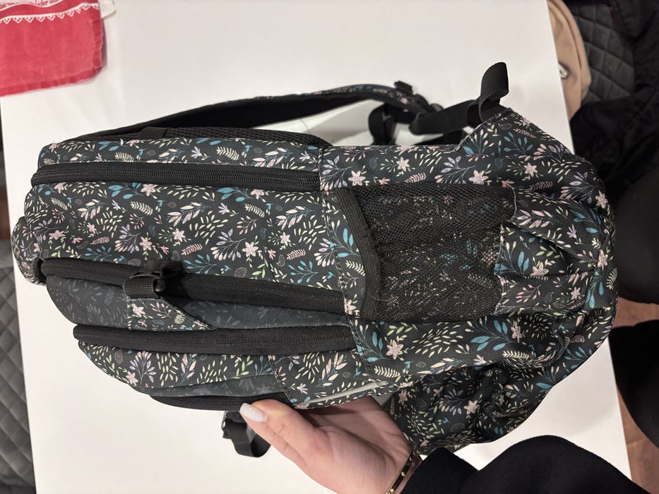 Продавам ученическа раница