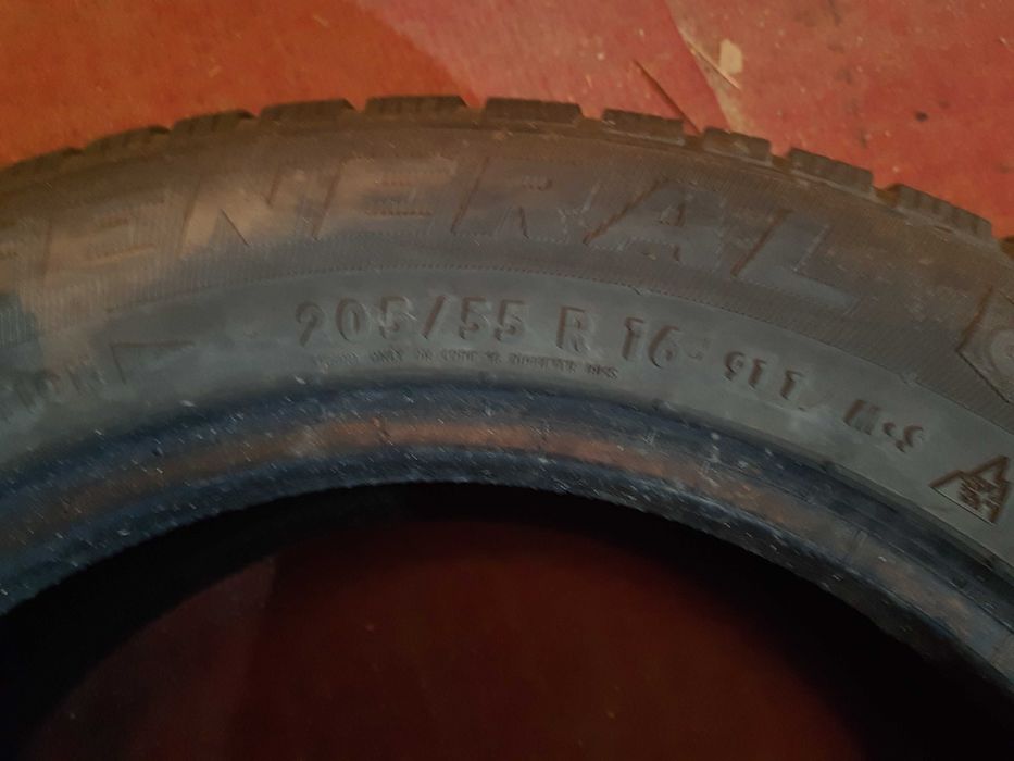 Продавам две зимни джипови гуми 205/55/16