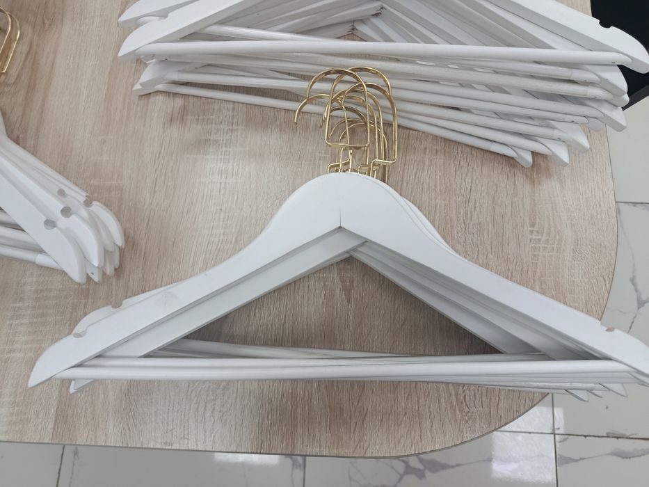 Продаются вешалки и плечики