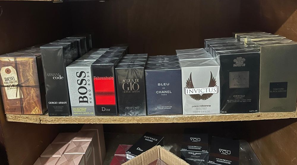 Vând parfumuri de bărbați!