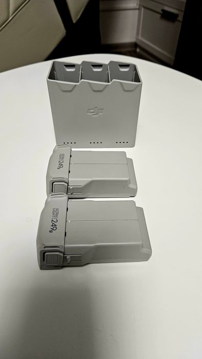 DJI Mini 3 Pro – geantă rigidă, hub încărcare și 2 baterii