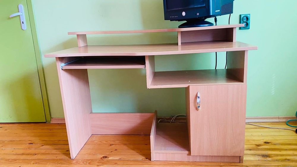 Бюро за детска стая или офис.