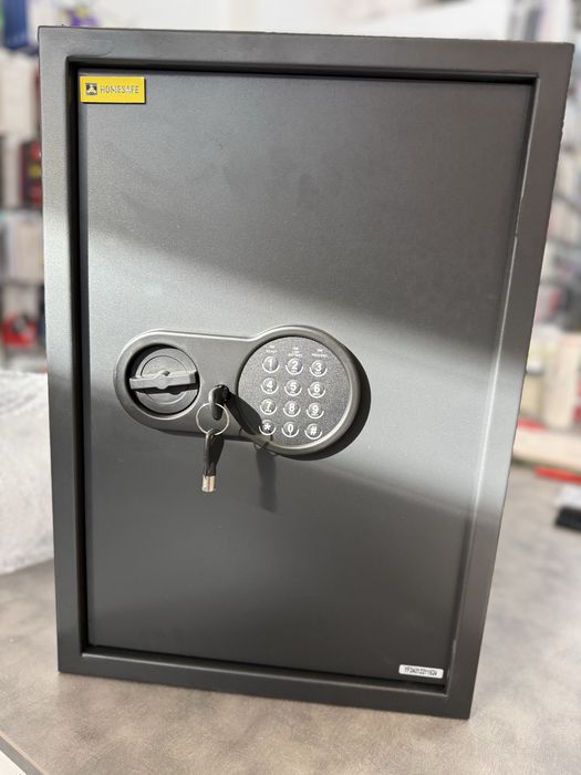 Дигитален сейф HomeSafe HV50E с електронна ключалка и ключ 50x35x35 см