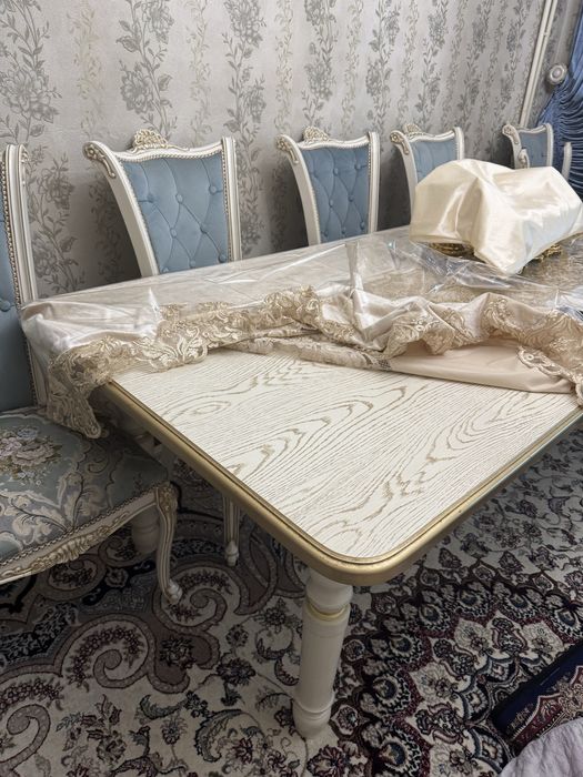 Сервант,стол и стул на 10 человек+ детская кровать