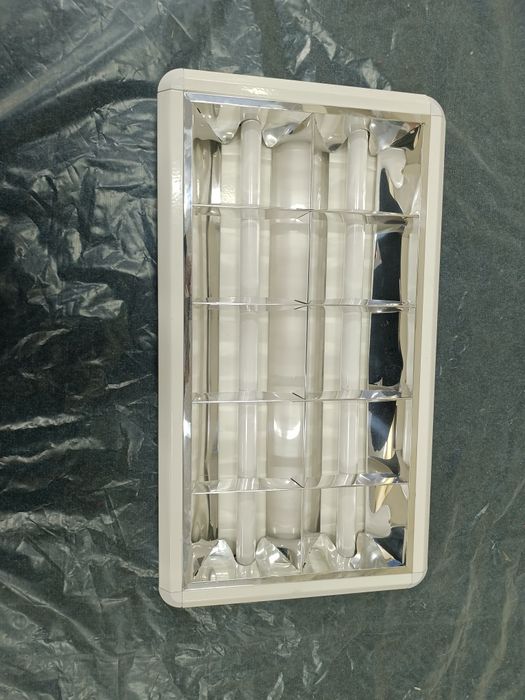 Продается потолочный светильник