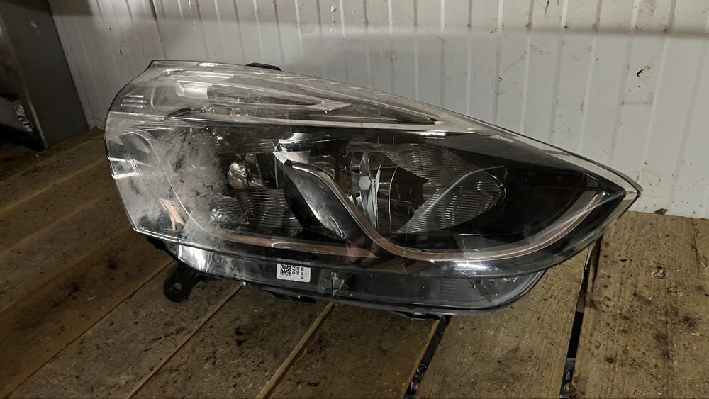 Десен фар Renault Clio 4