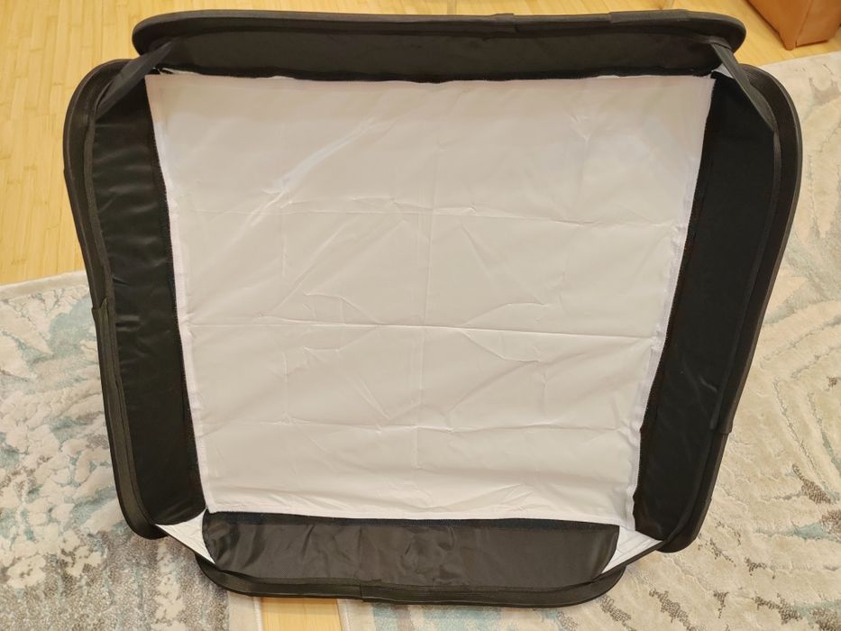 Vand Softbox pliabil 60x60 cm
Totul impecabil si complet asa cum a fos