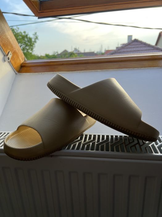 Vând slapi Nike Calm Slides