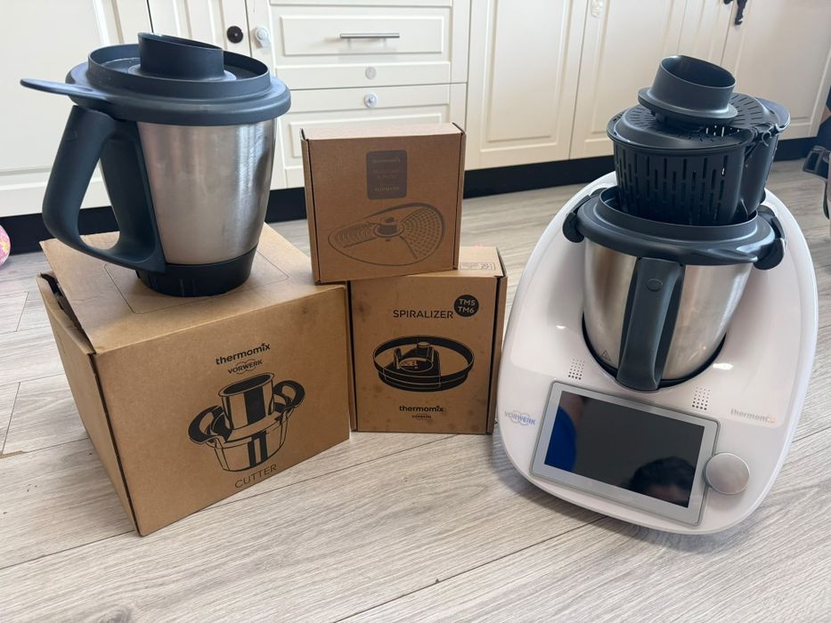 Thermomix TM6 cu toate accesoriile și două boluri