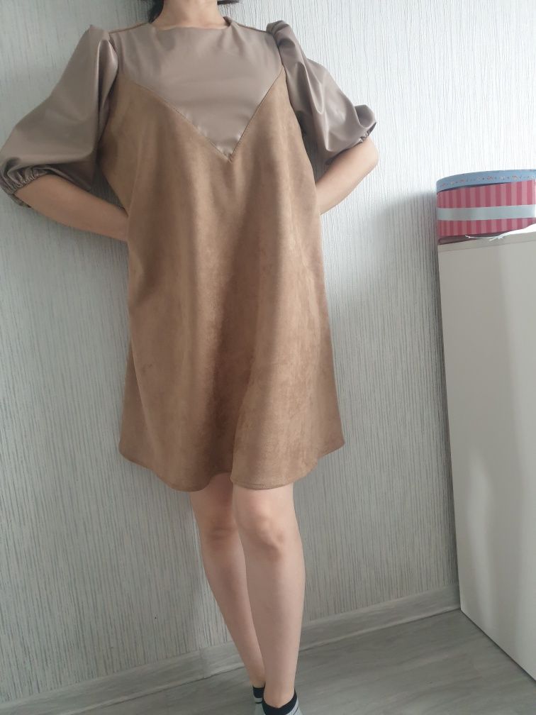 Элегантное мини платье с кожаными рукавами цвета графит