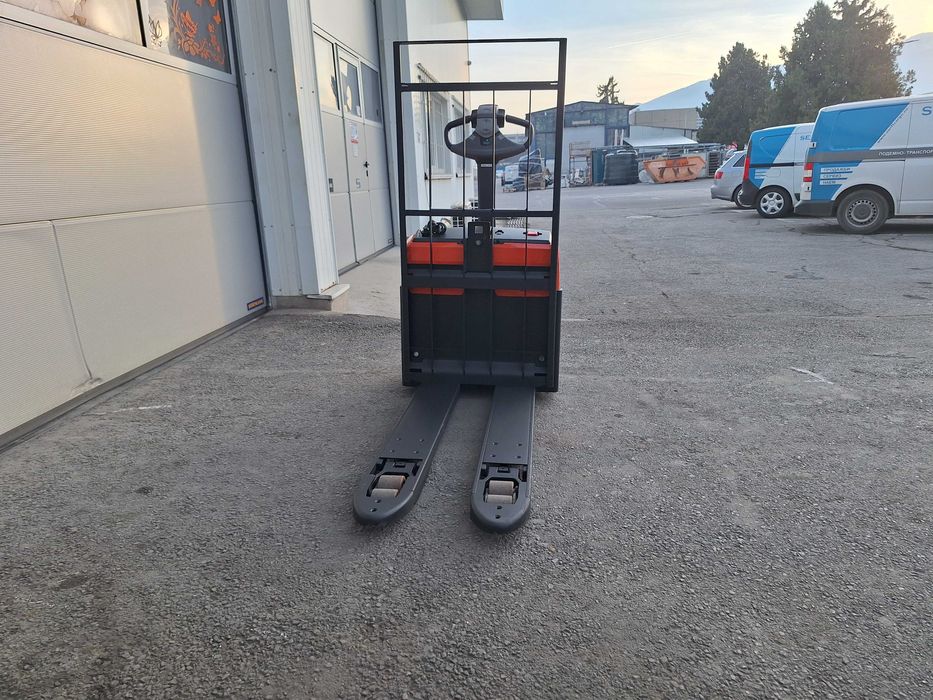 Електрическа палетна количка Toyota LWI160 Li-ION-195 м.ч.