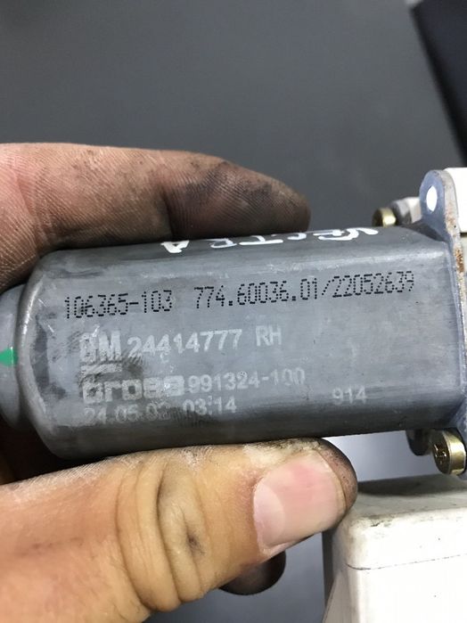 Моторче за заден десен стъклоповдигач за Vauxhall Opel Vectra C (2002-2006) 24414777