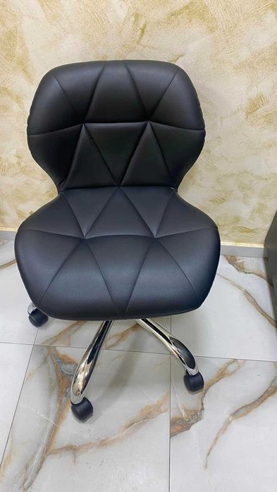 Козметичен стол - табуретка с облегалка QS-06 42/54 см - бяла /черна