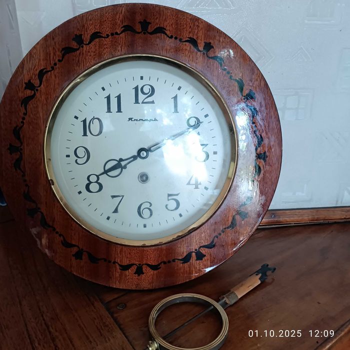Продаются настенные часы Янтарь.