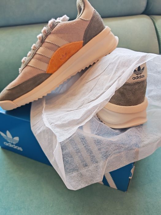 Маратонки Adidas .