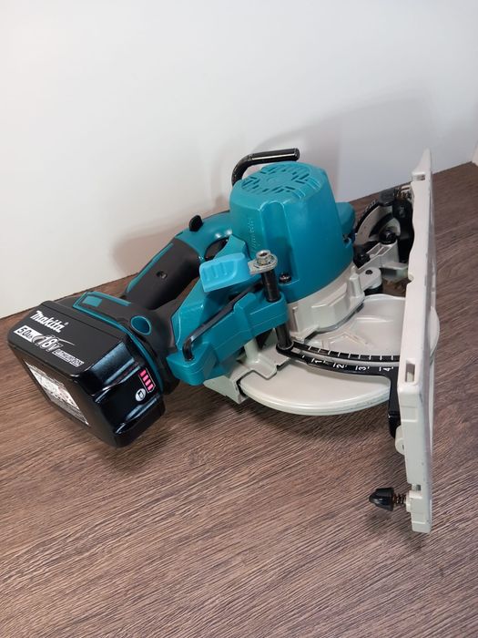 Vând circular Makita