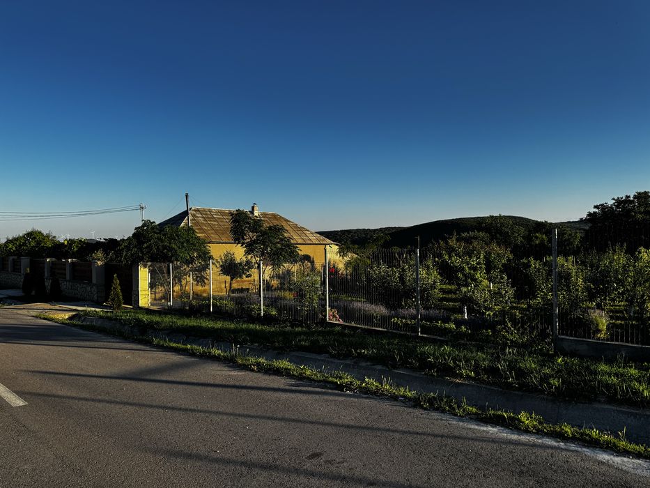 Se vinde casa la tara
