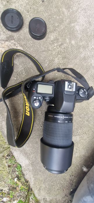 Vand aparat foto Nikon F 80 cu obiectiv Nikon 70-300 mm