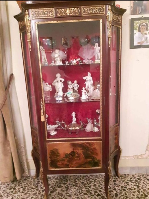 Изящна антикварна витрина