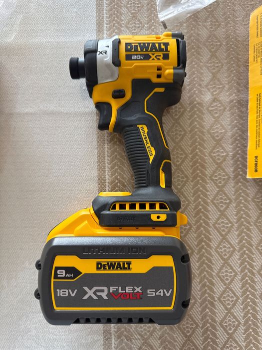Винтоверт Dewalt DCF 860
