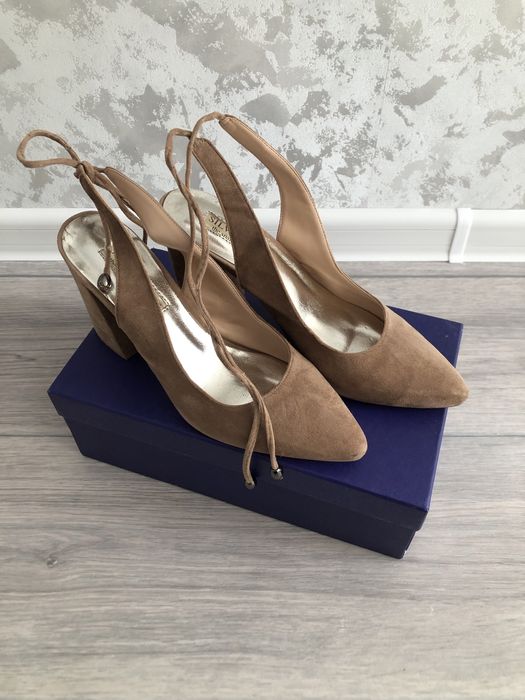 Аяк киимдер сатылады