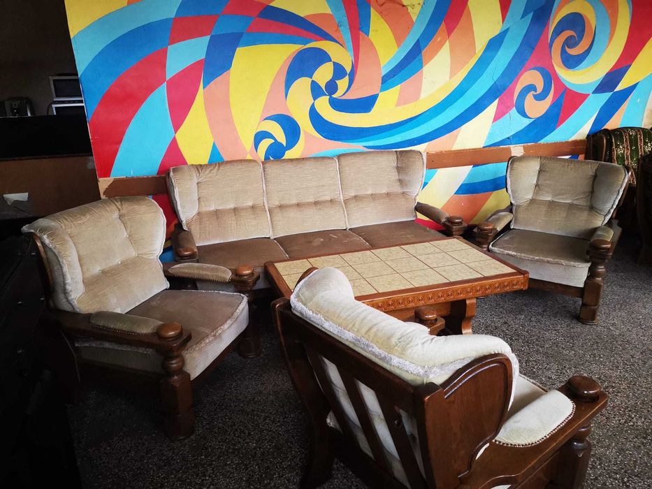 Масивни баровски дивани