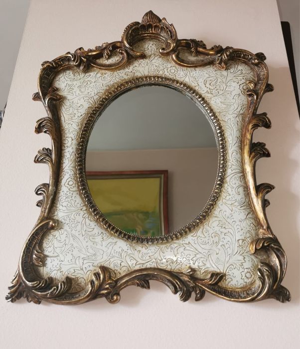 Огледало с височина 45 см и ширина 35 см супер стилно с гръб от плюш