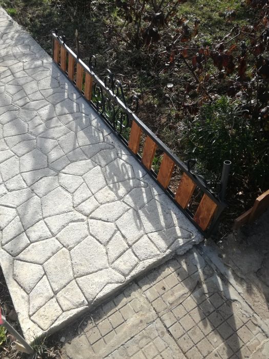 Декоративни оградни пана от дърво и ковано желязо