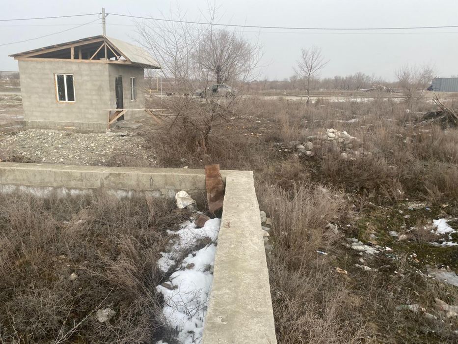 Земля с времянкой и с фундаментом