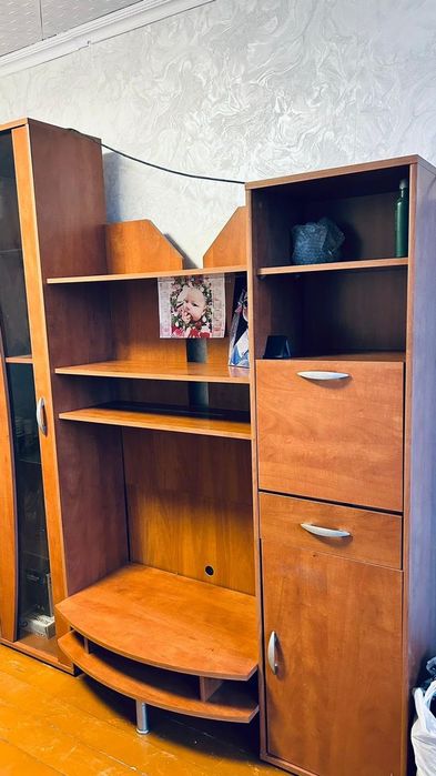 Шкаф коричневый.