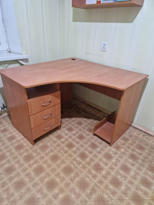 Стол в хорошем состоянии